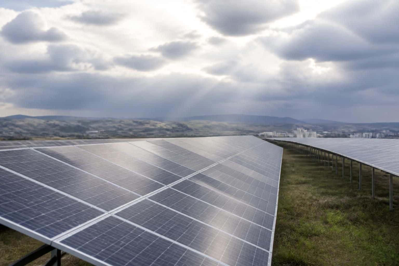 découvrez comment les panneaux solaires continuent de produire de l'énergie même par temps nuageux et les facteurs qui influencent leur efficacité.